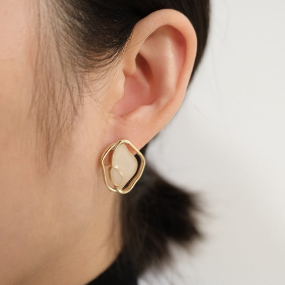 Irregular geometric shape stud earring - Picture 4 of 5